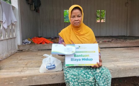 LAZ SIDOGIRI SALURKAN BANTUAN BIAYA HIDUP KEPADA LANSIA DHUAFA DI BANGKALAN