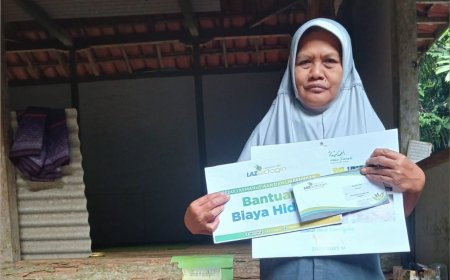 LAZ SIDOGIRI KUCURKAN BANTUAN UANG TUNAI UNTUK DHUAFA DI BANGKALAN