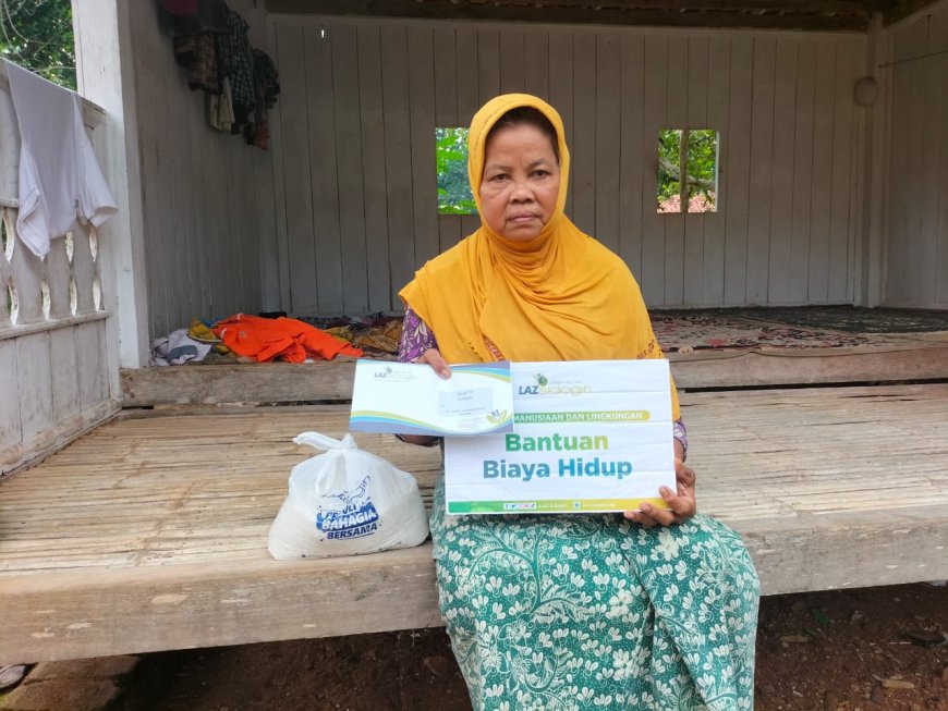 LAZ SIDOGIRI SALURKAN BANTUAN BIAYA HIDUP KEPADA LANSIA DHUAFA DI BANGKALAN