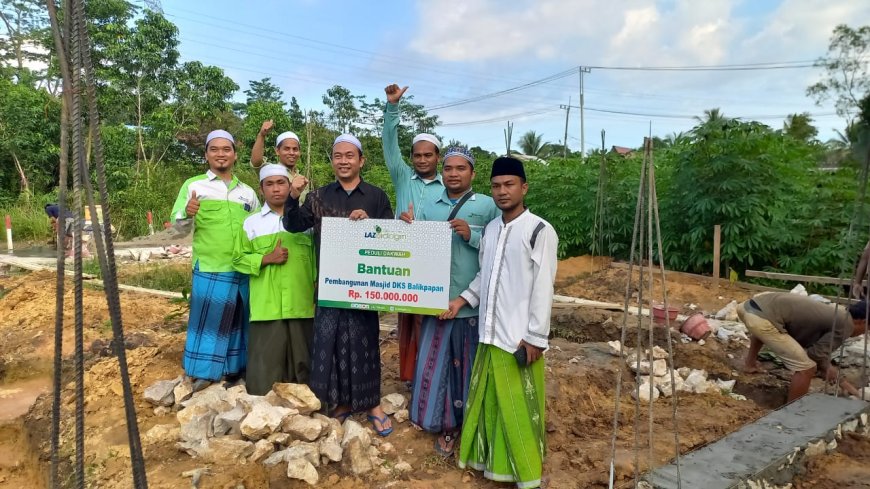 LAZ SIDOGIRI SALURKAN BANTUAN UNTUK PEMBANGUNAN MASJID DKS BALIKPAPAN