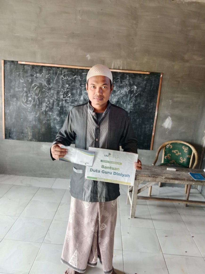 LAZ SIDOGIRI SALURKAN BANTUAN INSENTIF GURU MADRASAH DI BANGKALAN