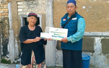 LAZ SIDOGIRI SALURKAN BANTUAN BIAYA HIDUP UNTUK LANSIA DHUAFA DI BANGKALAN