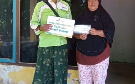LAZ SIDOGIRI BERIKAN BANTUAN BIAYA HIDUP BAGI LANSIA DHUAFA DI BANGKALAN