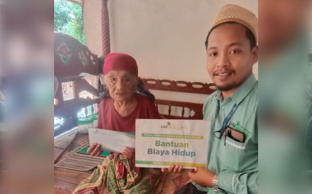 LAZ SIDOGIRI SALURKAN BANTUAN TUNAI UNTUK LANSIA DI BANGKALAN