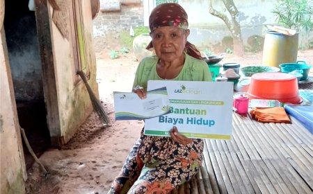 LAZ SIDOGIRI SALURKAN BANTUAN TUNAI UNTUK LANSIA DI BANGKALAN