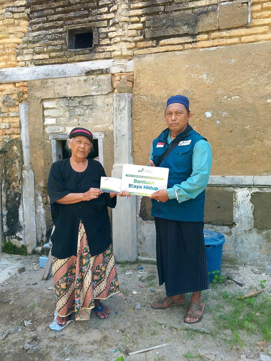 LAZ SIDOGIRI SALURKAN BANTUAN BIAYA HIDUP UNTUK LANSIA DHUAFA DI BANGKALAN