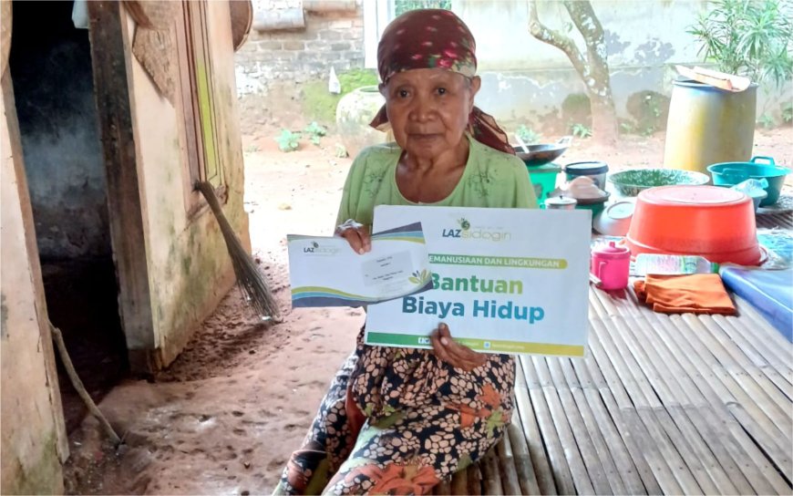 LAZ SIDOGIRI SALURKAN BANTUAN TUNAI UNTUK LANSIA DI BANGKALAN