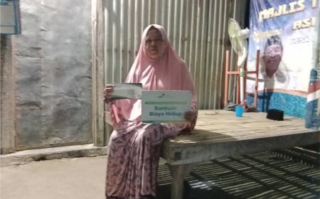 LAZ SIDOGIRI BANTU BIAYA HIDUP DHUAFA DI AROSBAYA BANGKALAN