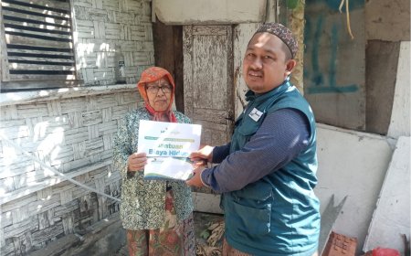 MENERIMA BANTUAN DARI LAZ SIDOGIRI, MBAH LANSIA INI JADI SUMRINGAH