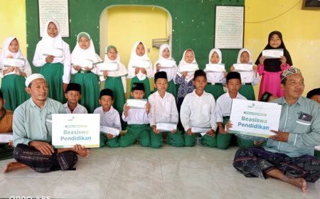 DUKUNG KELANJUTAN PENDIDIKAN DINIYAH DI KABUPATEN GRESIK, LAZ SIDOGIRI BERIKAN BEASISWA MURID MADRASAH