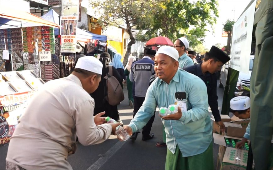 LAZ SIDOGIRI BERBAGI MAKANAN DAN MINUMAN GRATIS UNTUK JAMAAH HAUL KH. HAMID KE-43 DI PASURUAN