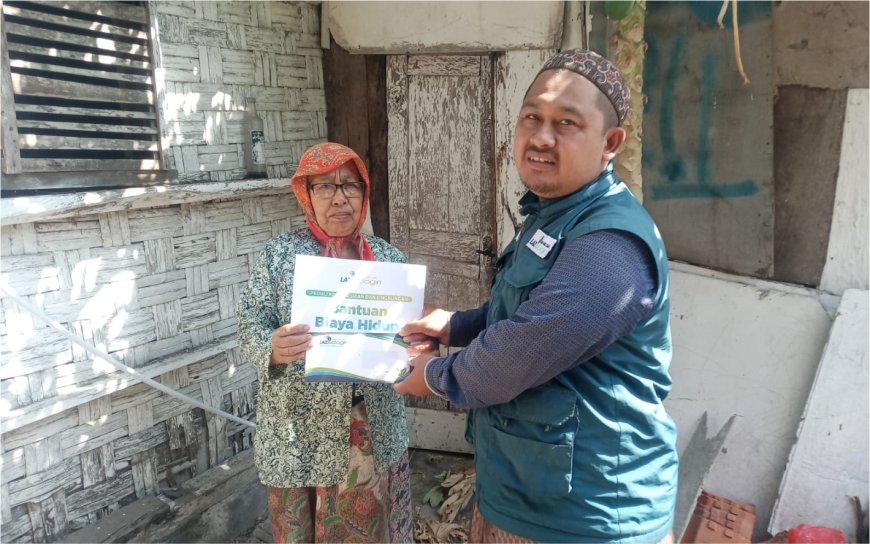 MENERIMA BANTUAN DARI LAZ SIDOGIRI, MBAH LANSIA INI JADI SUMRINGAH