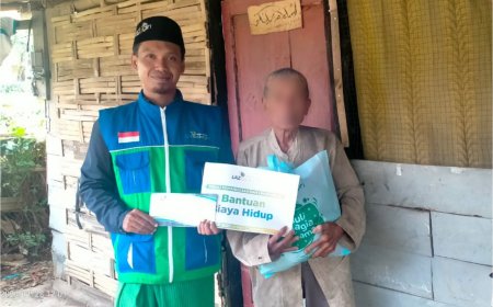 LAZ SIDOGIRI BERI BANTUAN BIAYA HIDUP KEPADA 20 LANSIA DHUAFA DI JEMBER