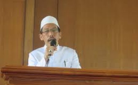 GURU TUGAS ITU JENDELA SIDOGIRI, UNTUK MENGETAHUI KEADAAN DI SIDOGIRI, CUKUP MELIHAT PADA GURU TUGAS