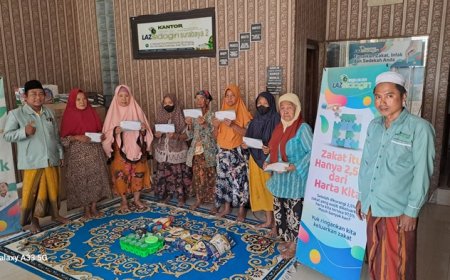 RINGANKAN BEBAN KAUM DHUAFA, LAZ SIDOGIRI BAGI-BAGI ZAKAT TUNAI DI SURABAYA