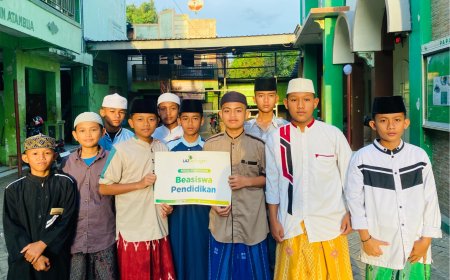 DUKUNG SANTRI DI WILAYAH MINORITAS, LAZ SIDOGIRI SALURKAN BEASISWA PENDIDIKAN