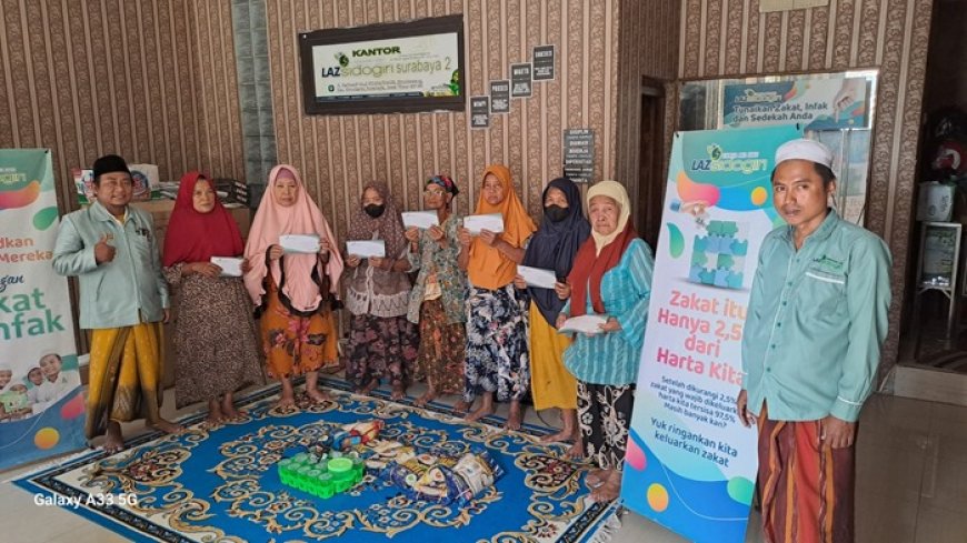 RINGANKAN BEBAN KAUM DHUAFA, LAZ SIDOGIRI BAGI-BAGI ZAKAT TUNAI DI SURABAYA