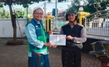 DORONG USAHA MIKRO, LAZ SIDOGIRI SALURKAN BANTUAN KEPADA PEDAGANG GARAM KELILING