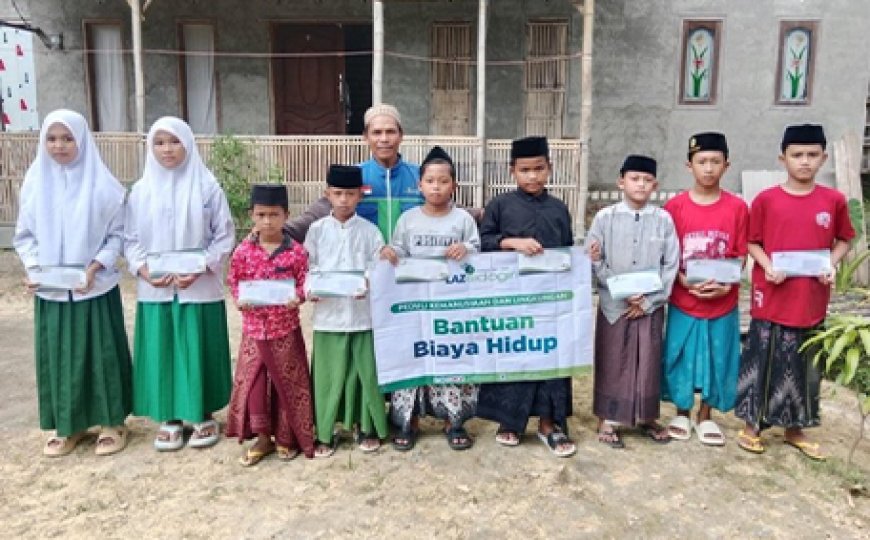 LAZ SIDOGIRI SALURKAN BANTUAN BIAYA HIDUP BAGI ANAK YATIM DI PELOSOK DESA DI BANGKALAN