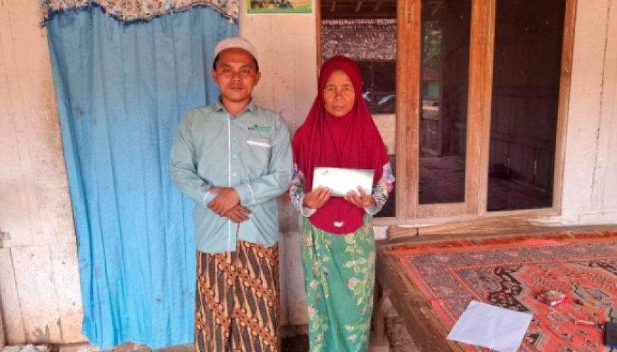 PEDULI LANSIA DHUAFA. LAZ SIDOGIRI SALURKAN BANTUAN BIAYA HIDUP DI PROPPO PAMEKASAN