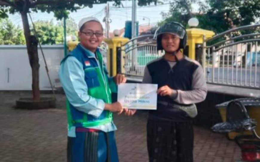 DORONG USAHA MIKRO, LAZ SIDOGIRI SALURKAN BANTUAN KEPADA PEDAGANG GARAM KELILING