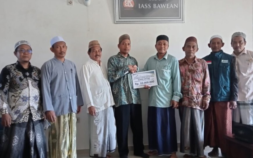 BANTU WUJUDKAN RUMAH SINGGAH, LAZ SIDOGIRI BAWEAN SERAHKAN BANTUAN BENAH RUMAH