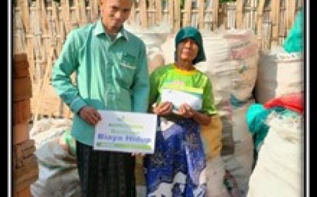 LAZ SIDOGIRI SALURKAN BANTUAN BIAYA HIDUP UNTUK LANSIA DI PROBOLINGGO