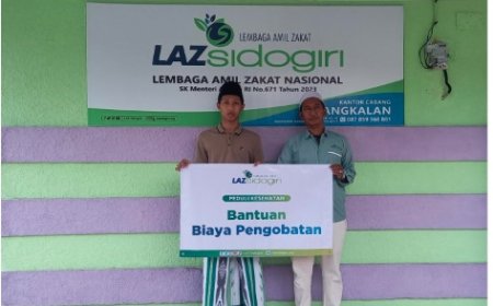 PUTRANYA SEDANG RAWAT JALAN, LAZ SIDOGIRI BANTU BIAYA WARGA DHUAFA