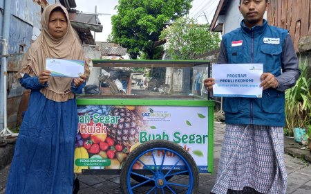 LAZ SIDOGIRI DUKUNG UMKM DENGAN BANTUAN GEROBAK DAN MODAL USAHA SAMBUT HUT RI KE-80
