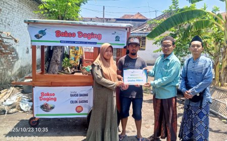 LAZ SIDOGIRI SALURKAN BANTUAN MODAL USAHA GEROBAK BAKSO UNTUK MUSTAHIK DI SIDOGIRI