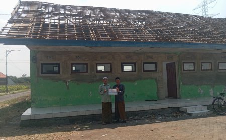 LAZ SIDOGIRI SALURKAN BANTUAN SARANA PENDIDIKAN DI KLAMPISREJO KRATON PASURUAN