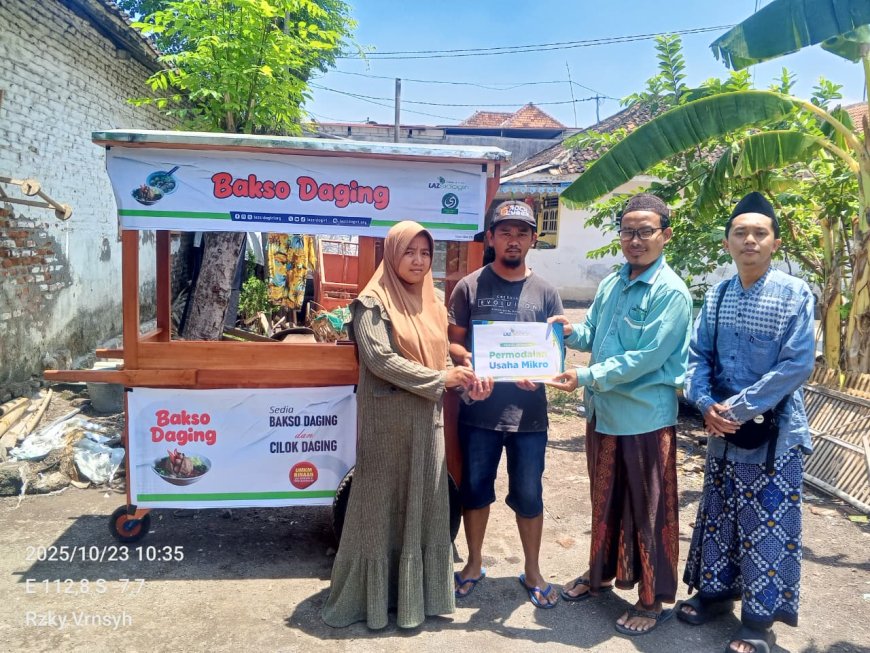 LAZ SIDOGIRI SALURKAN BANTUAN MODAL USAHA GEROBAK BAKSO UNTUK MUSTAHIK DI SIDOGIRI