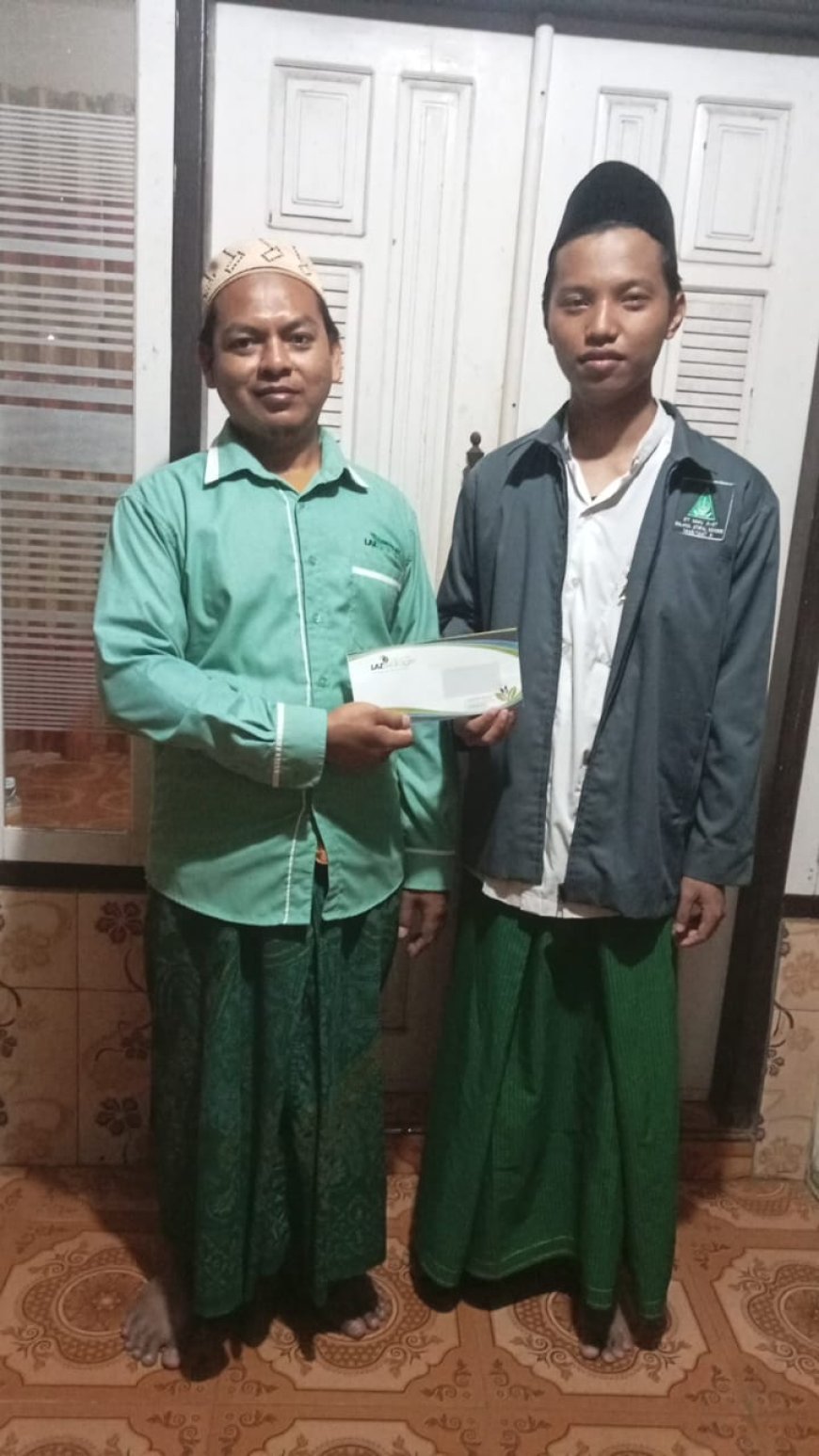 PEDULI GURU NGAJI, LAZ SIDOGIRI BANTU SEMBAKO DAN UANG TUNAI PARA GURU DI BANYUWANGI