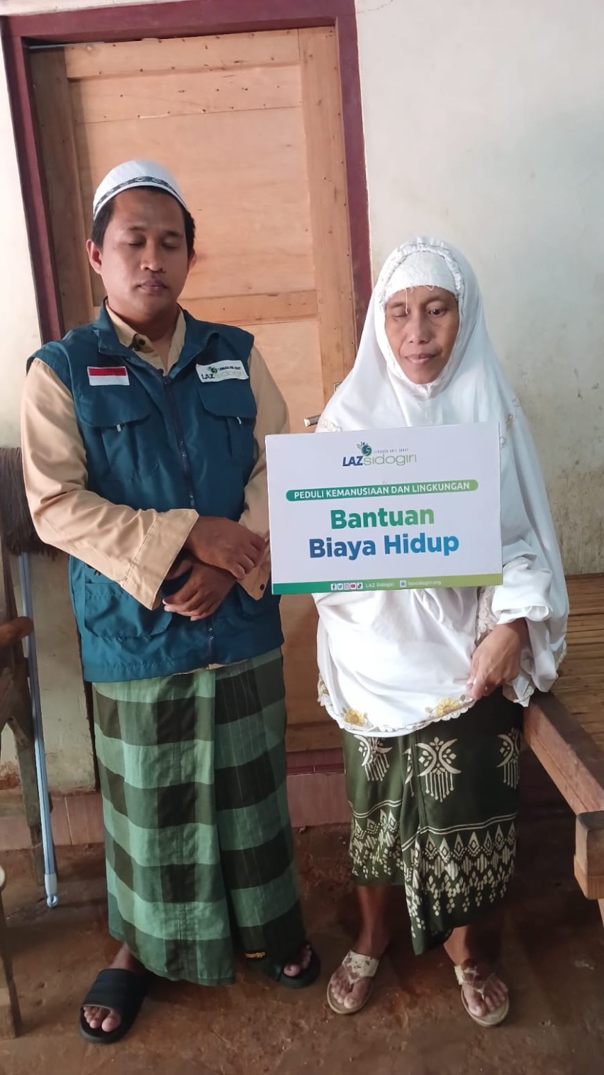 TIDAK BISA BEKERJA, LAZ SIDOGIRI BANTU BIAYA HIDUP WARGA DHUAFA TUNA NETRA DI BANGKALAN