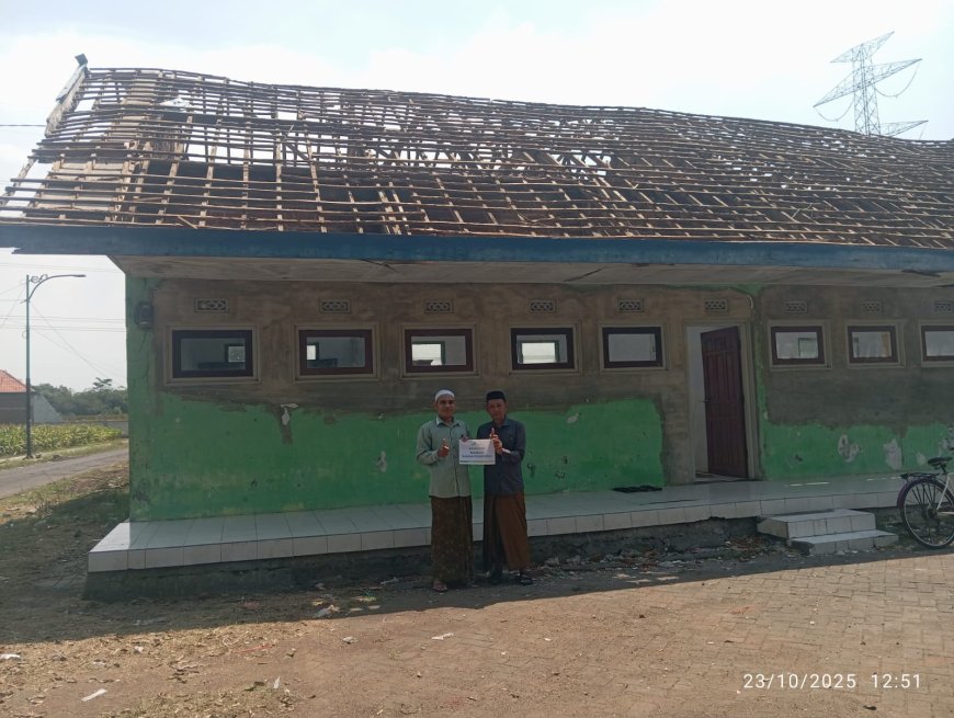 LAZ SIDOGIRI SALURKAN BANTUAN SARANA PENDIDIKAN DI KLAMPISREJO KRATON PASURUAN