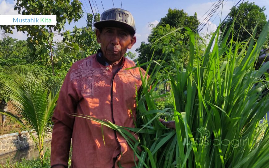 LEBIH MEMILIH BERJUALAN RUMPUT DARIPADA MEMINTA-MINTA