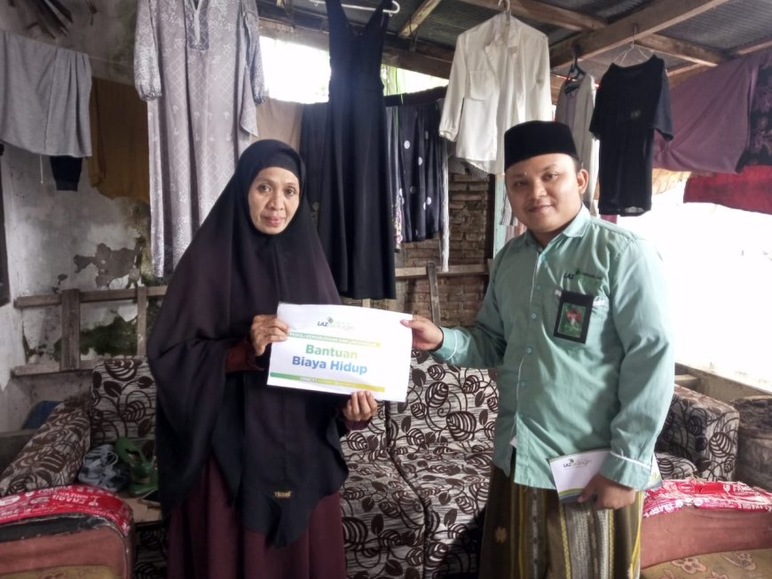 LAZ SIDOGIRI SALURKAN BANTUAN KEMANUASIAAN KEPADA BEBERAPA WARGA PRASEJAHTERA DI DAERAH MAKASAR