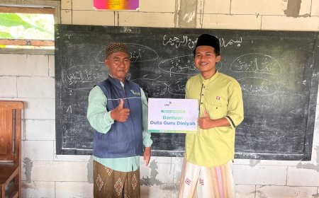 LAZ SIDOGIRI SALURKAN BANTUAN INSENTIF GURU DI DESA PATENGTENG BANGKALAN