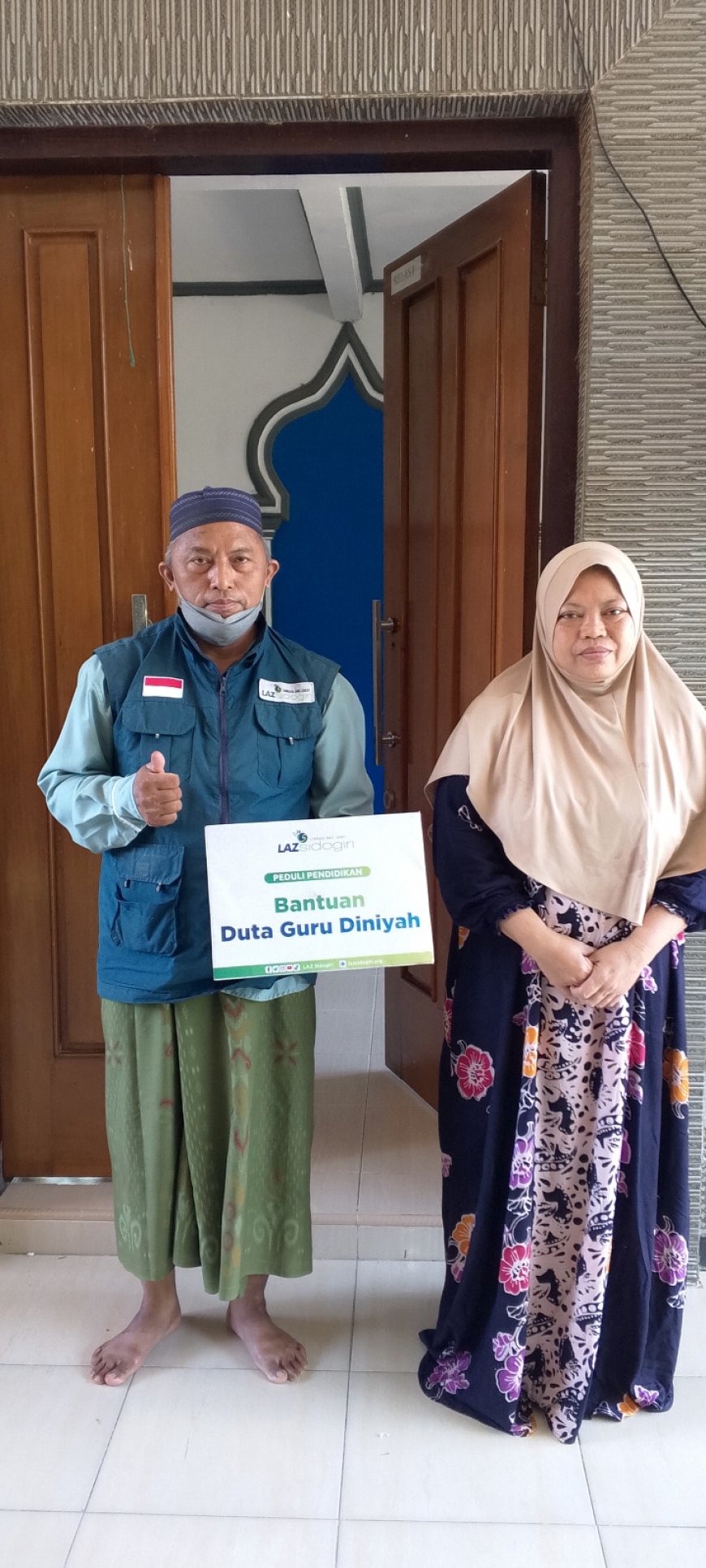 LAZ SIDOGIRI SALURKAN BANTUAN INSENTIF GURU DI DESA GEBANG BANGKALAN