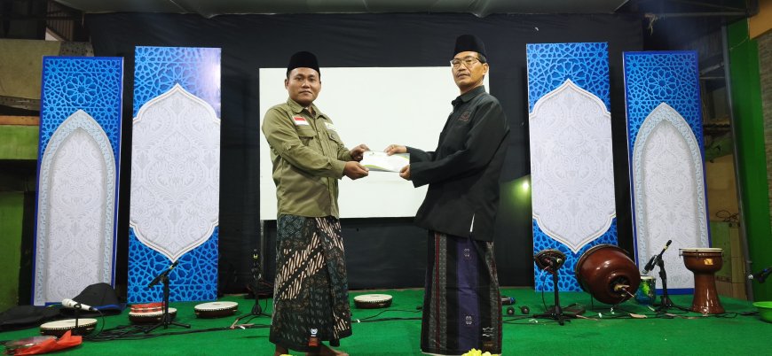 LAZ SIDOGIRI SALURKAN BANTUAN PHBI PADA PERINGATAN ISRA’ MI’RAJ DI MASJID BESAR