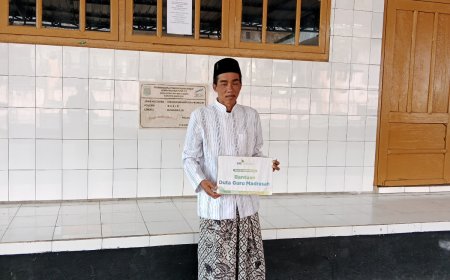 LAZ SIDOGIRI SALURKAN BANTUAN UNTUK GURU LEMBAGA PENDIDIKAN DI BANGKALAN