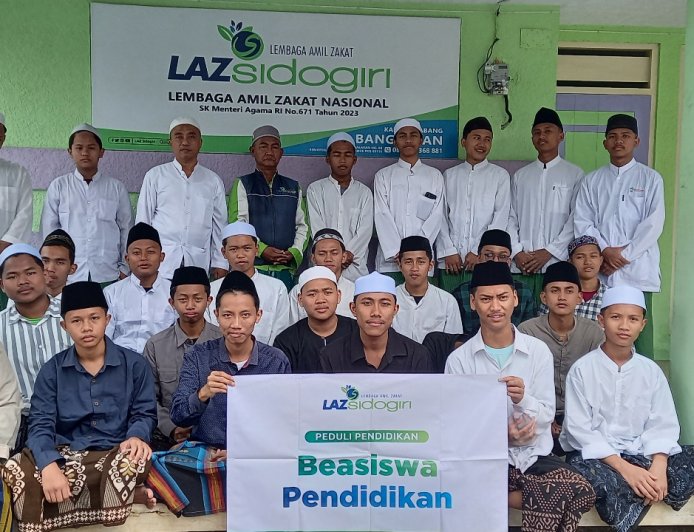 LAZ SIDOGIRI MENGAWAL BEASISWA UNTUK PARA SANTRI