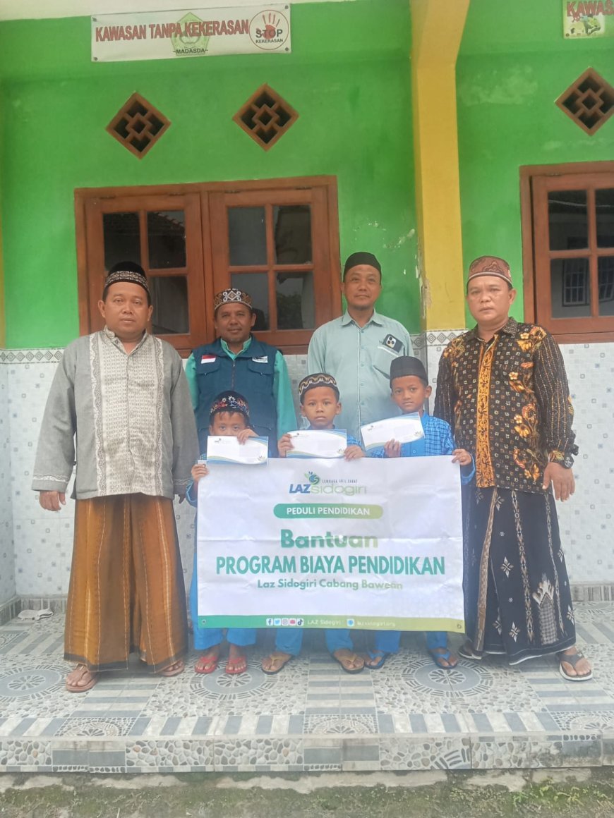 LAZ SIDOGIRI SALURKAN BANTUAN BIAYA PENDIDIKAN DI PULAU BAWEAN