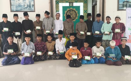 LAZ SIDOGIRI GELAR TAKJIL RAMADHAN UNTUK DHUAFA DI BURNEH BANGKALAN