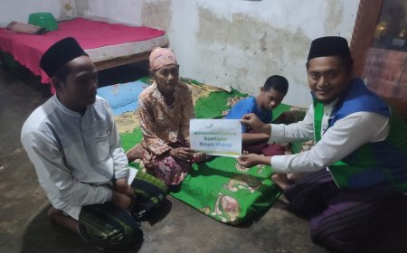 LAZ SIDOGIRI SALURKAN BANTUAN BIAYA HIDUP UNTUK DUA PENYANDANG DISABILITAS DI PASURUAN
