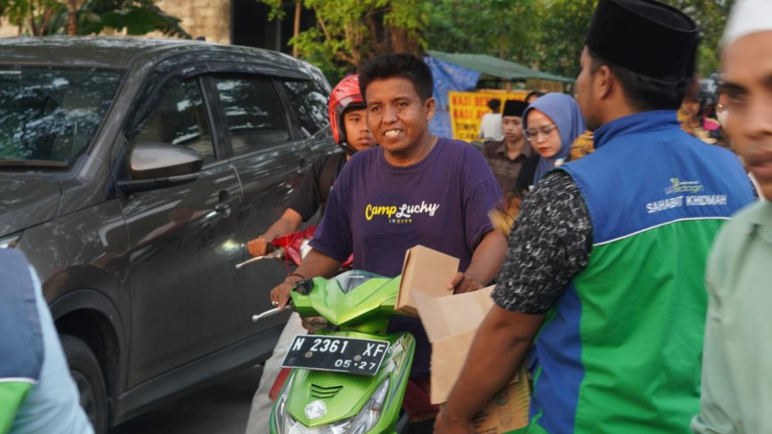 KEBAIKAN DI SENJA RAMADAN, LAZ SIDOGIRI BAGIKAN 400 PAKET IFTAR