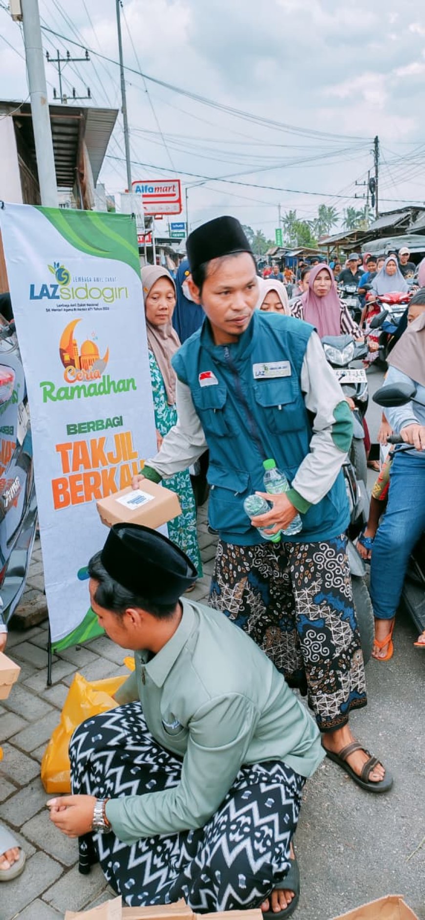 BERBAGI TAKJIL CERIA RAMADHAN LAZ SIDOGIRI DI JEMBER BARAT