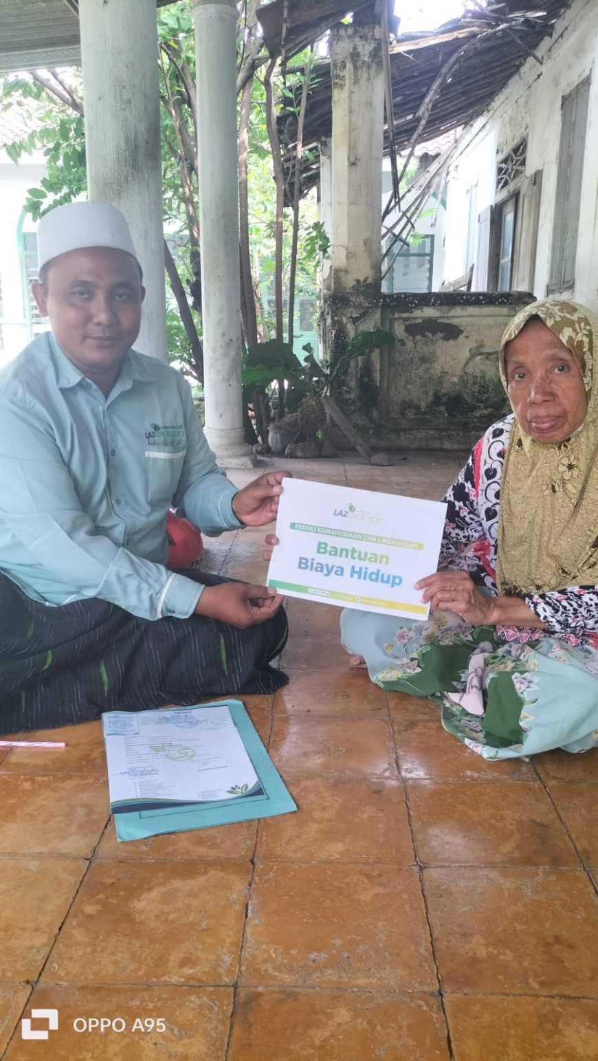 LAZ SIDOGIRI SALURKAN BANTUAN BIAYA HIDUP UNTUK DUA PENYANDANG DISABILITAS DI PASURUAN