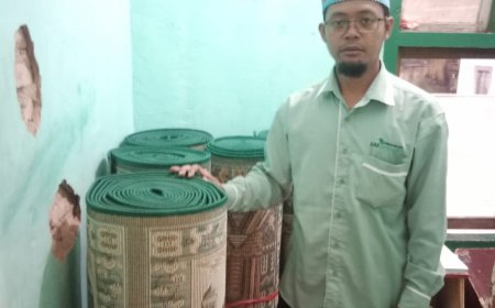 SENTUHAN LAZ SIDOGIRI: KARPET SAJADAH BARU UNTUK MUSHOLLA KAUMAN