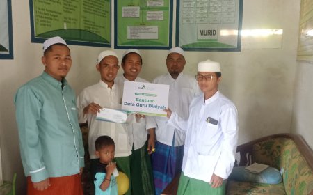 LAZ SIDOGIRI SALURKAN BANTUAN UNTUK GURU MD NURUL HIKMAH DI KOKOP BANGKALAN